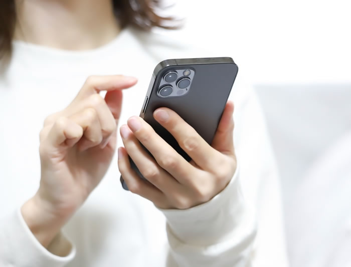 女性がお問い合わせしている様子